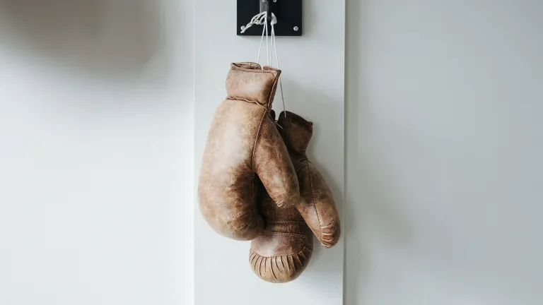 Boxhandschuhe hängen an der Wand