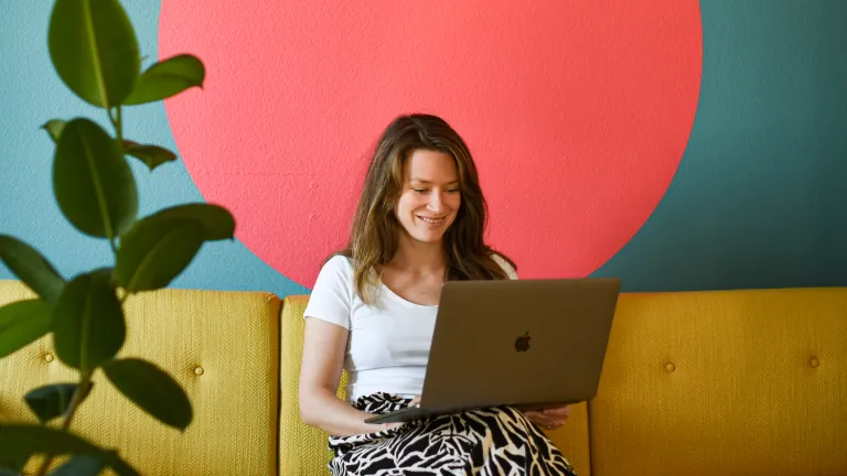 Frau arbeitet an Laptop