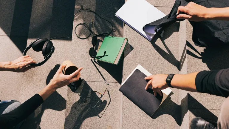Menschen verlieren Gegenstände auf der Treppe.