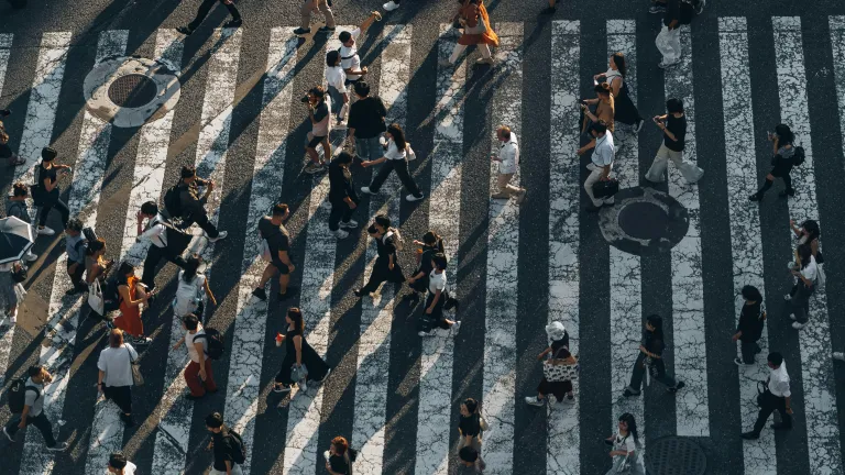 Vogelperspektive von Menschen die Zebrstreifen überqueren