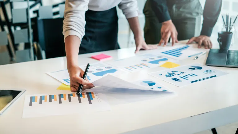 Leute arbeiten an einem Webseitenkonzept