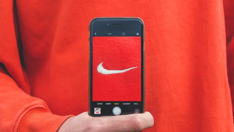 iPhone-Kamera zeigt das Nike-Swoosh-Logo