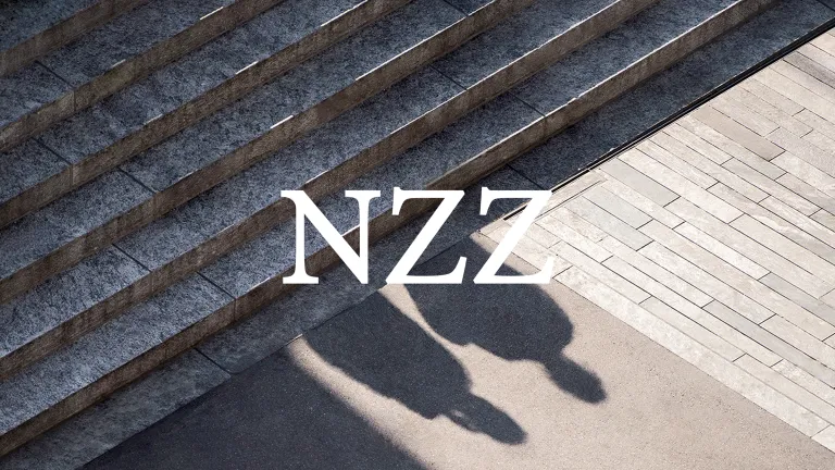 NZZ Logo in front of stairs