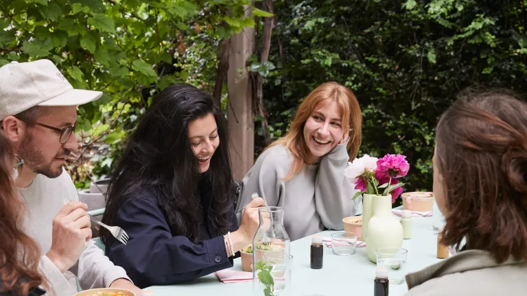 Sergeant-Kollegen geniessen das Mittagessen unter einer Pergola