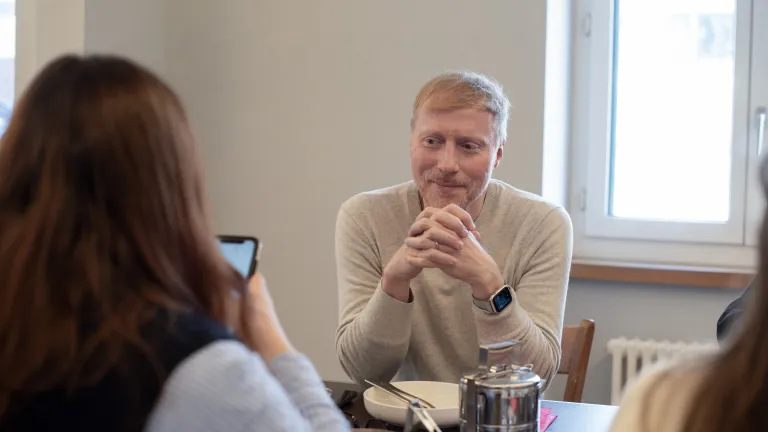 CEO Michel beim Mittagessen