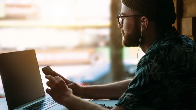 Man arbeitet an Laptop