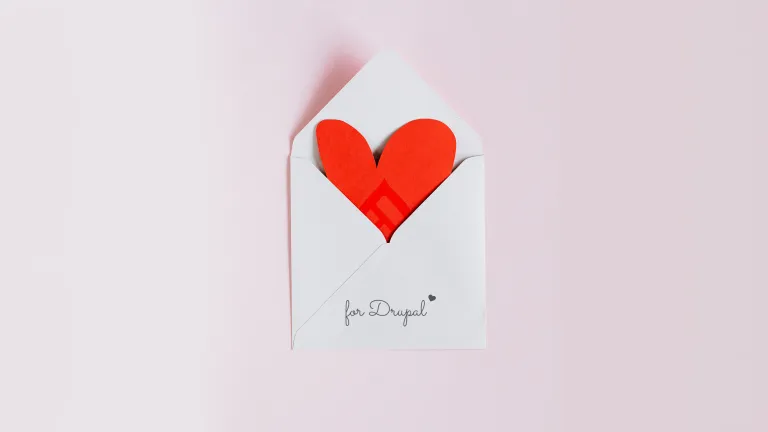 Offener Umschlag mit der Aufschrift „Für Drupal“ und einem Herz