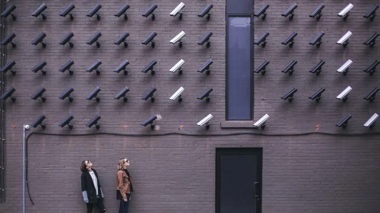 Zwei Personen unter Überwachungskameras