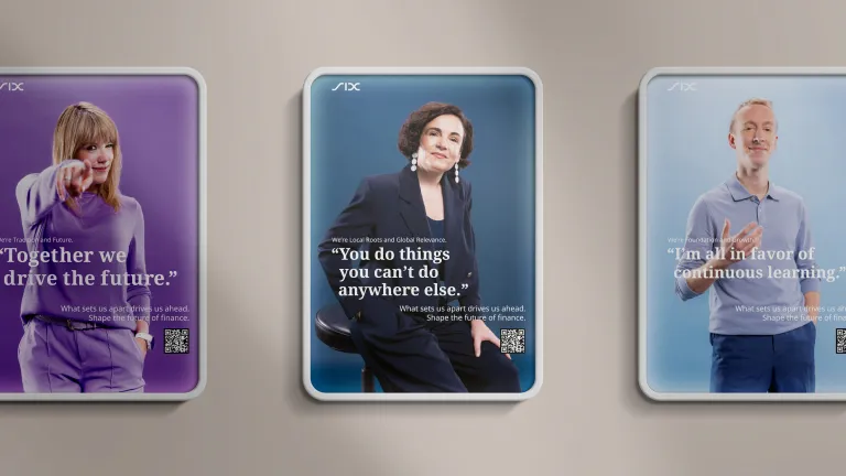 Drei Poster mit jeweils einem SIX-Mitarbeiter, jeder mit einer Botschaft darüber, wie es ist, bei SIX zu arbeiten