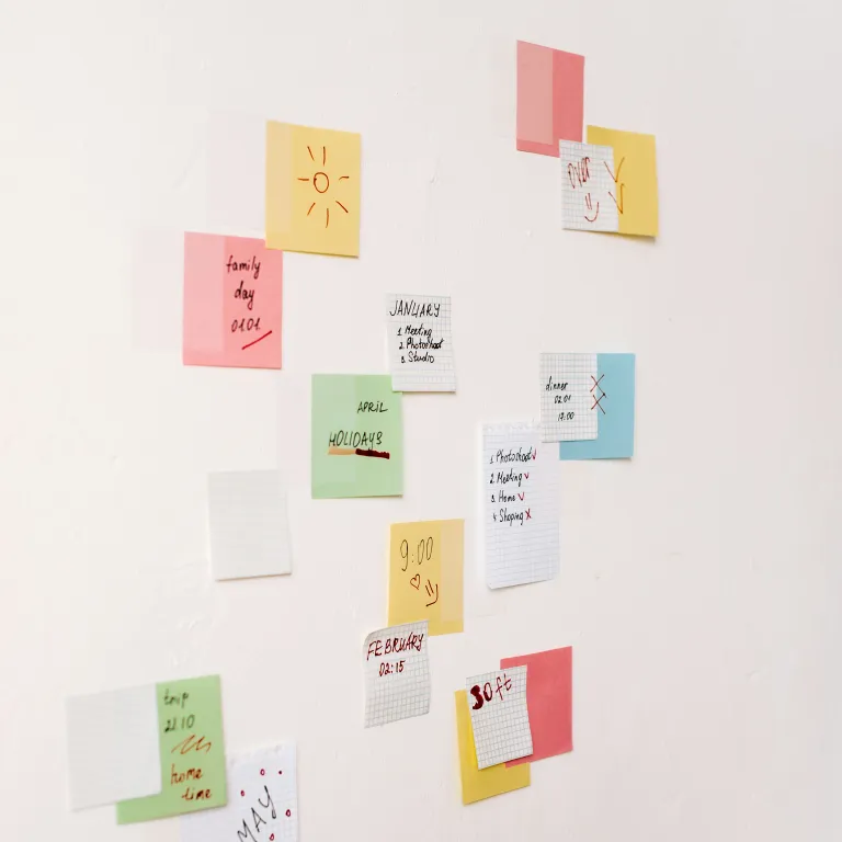 post-its an einer weissen Wand