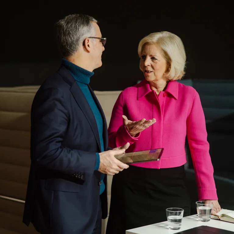 NZZ Co-workers having a talk