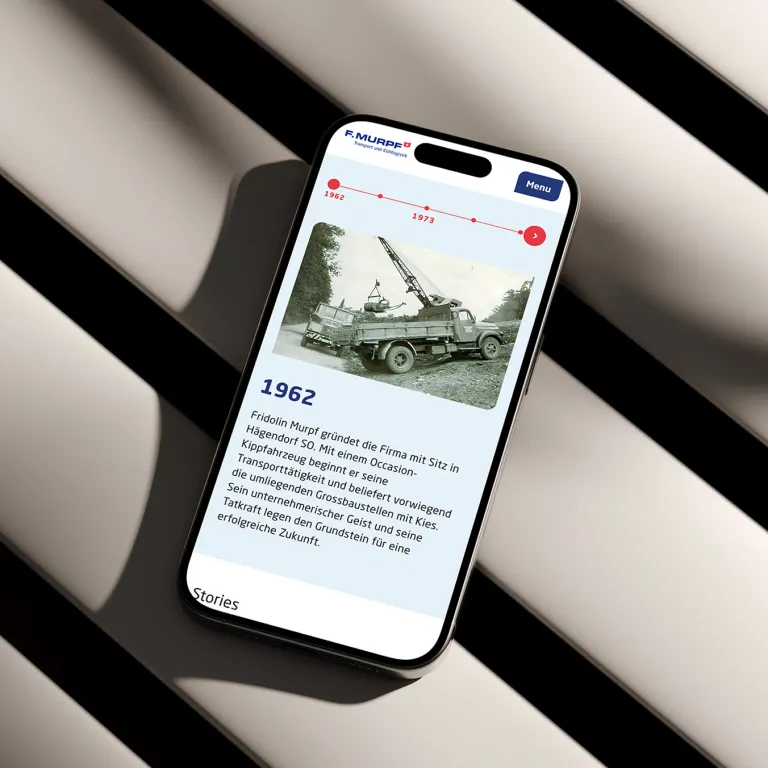 Smartphone mit angezeigter F. Murpf Website