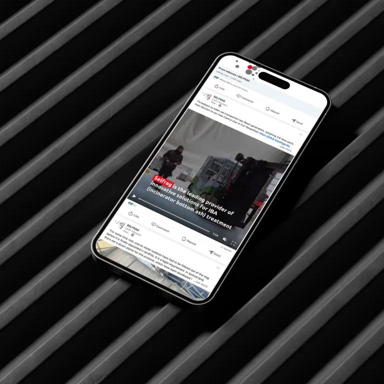 Smartphone zeigt einen LinkedIn-Beitrag von Selfrag