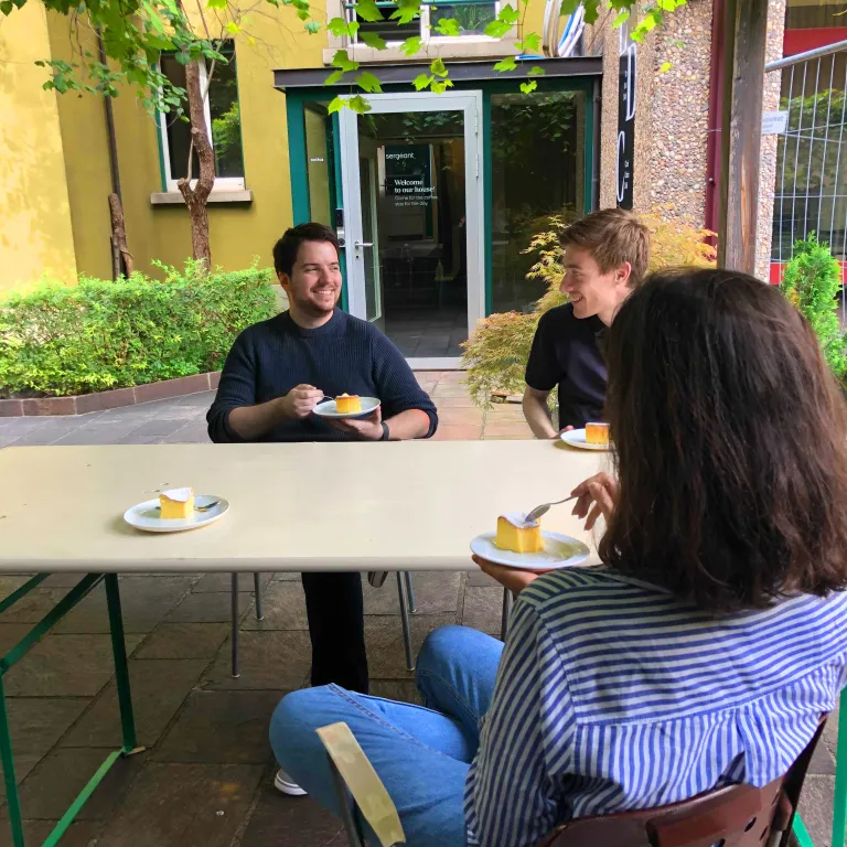 Sergeant-Kollege macht Pause unter einer Pergola