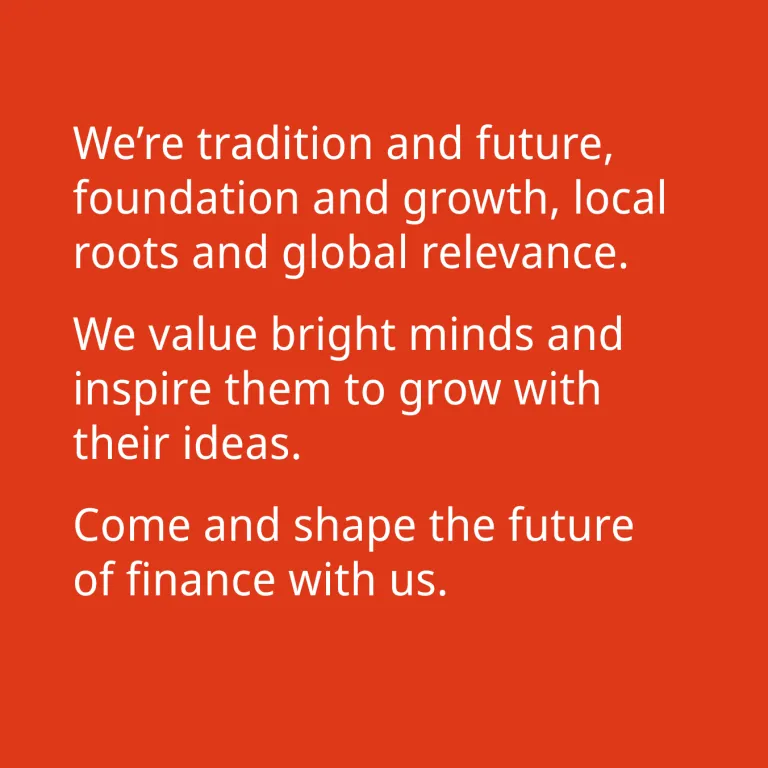 Roter Kasten mit der Kernbotschaft: Wir sind Tradition und Zukunft, Fundament und Wachstum, lokale Verwurzelung und globale Relevanz. Wir schätzen kluge Köpfe und inspirieren sie, mit ihren Ideen zu wachsen. Gestalten Sie mit uns die Zukunft der Finanzwelt.