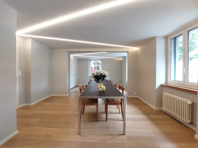 Meetingraum Avenir mit langem Tisch für grosse Gruppen