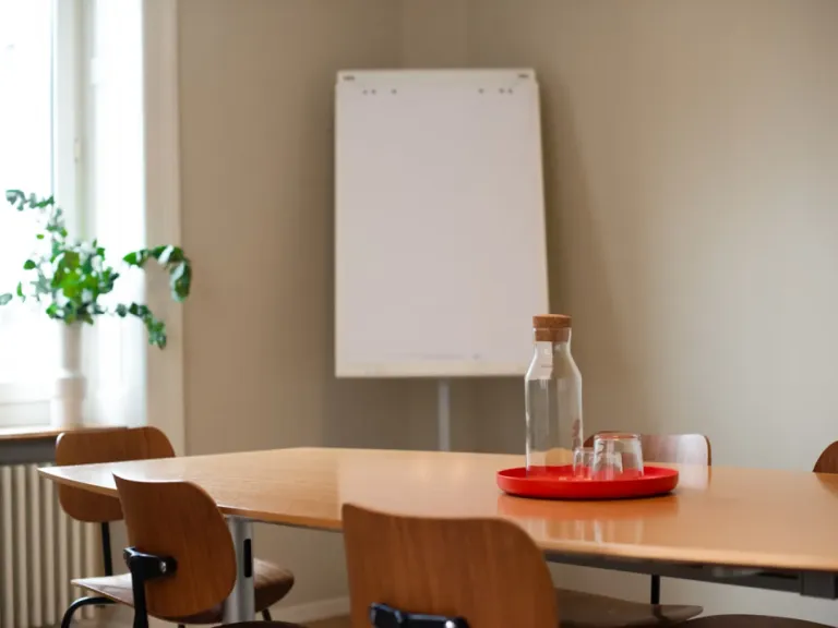 Meetingraum Bee mit Whiteboard