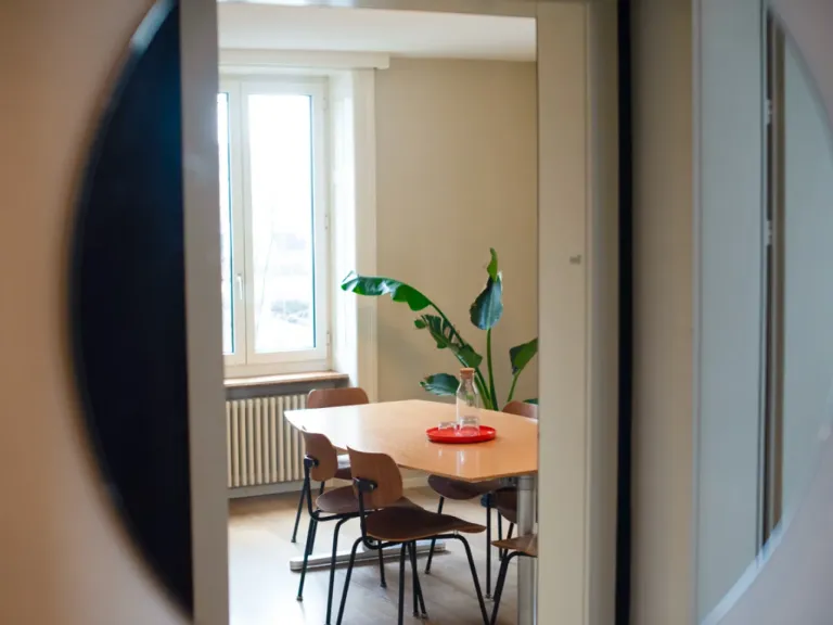 Meetingraum Bee meeting mit Tisch, Stühlen und Pflanze