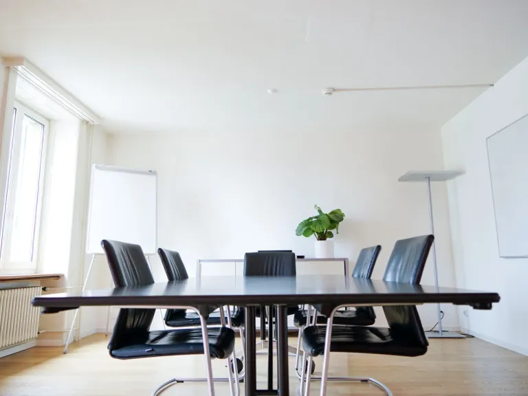 Meetingraum Bodoni mit schwarzem Tisch und Stühlen