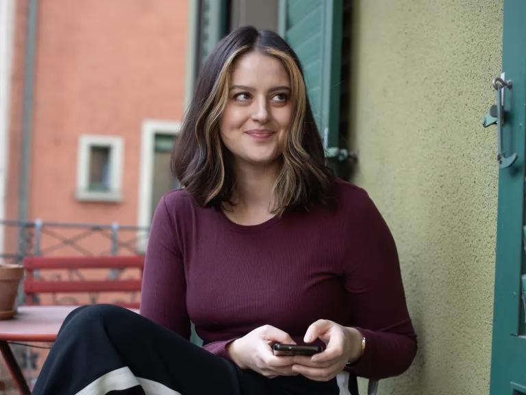 Eine Frau macht eine Pause auf dem Balkon