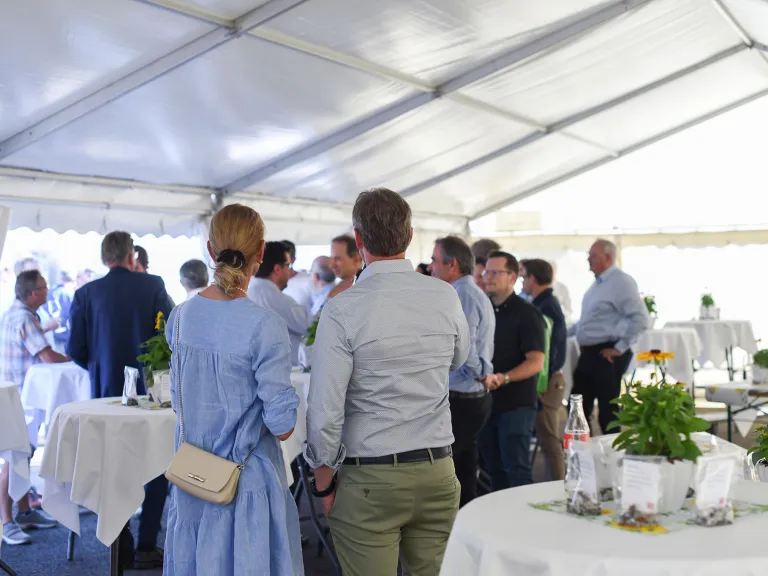 Menschen haben sich zur Einführung von Selfrags Centro Uno versammelt.