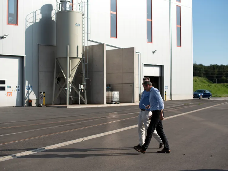 Zwei Personen von Selfrag gingen gemeinsam bei der Einführung von Centro Uno.
