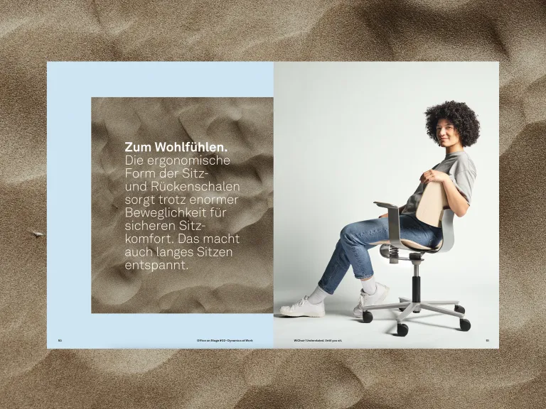 A woman is sitting relaxed on the WiChair by Wilkhahn. Next to her is a product description set against a sand background.